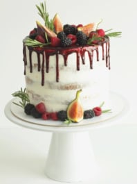 Торт с ягодными потеками и ягодами