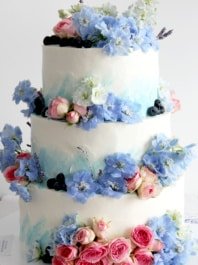 Свадебный торт с голубыми и розовыми цветами