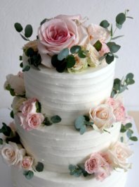 Свадебный торт кремовый с розовыми розами